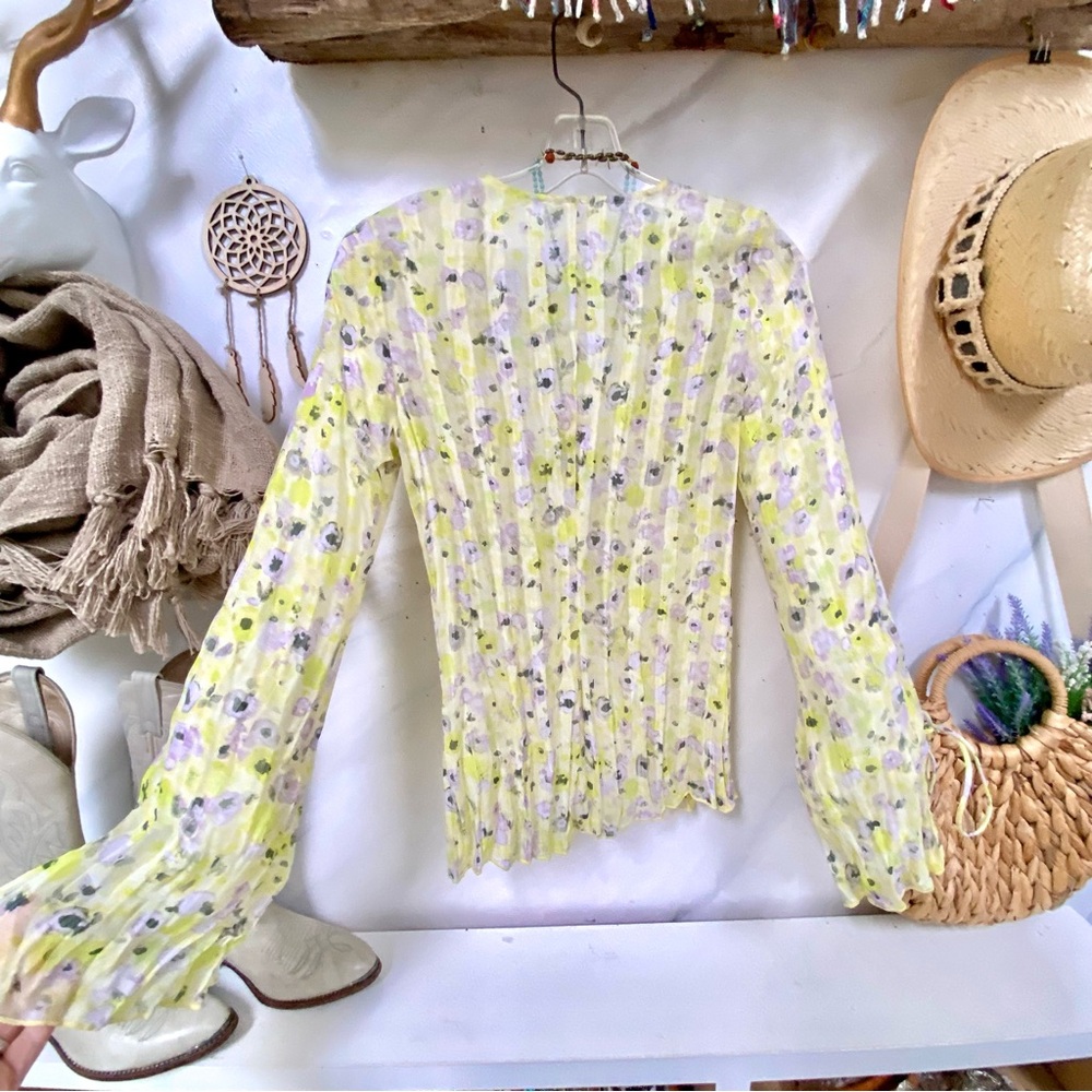 Lemon🍋 fresh sheer pleated Floral boho blouse w shabby chic resort vacay vibe - Picture 11 of 12